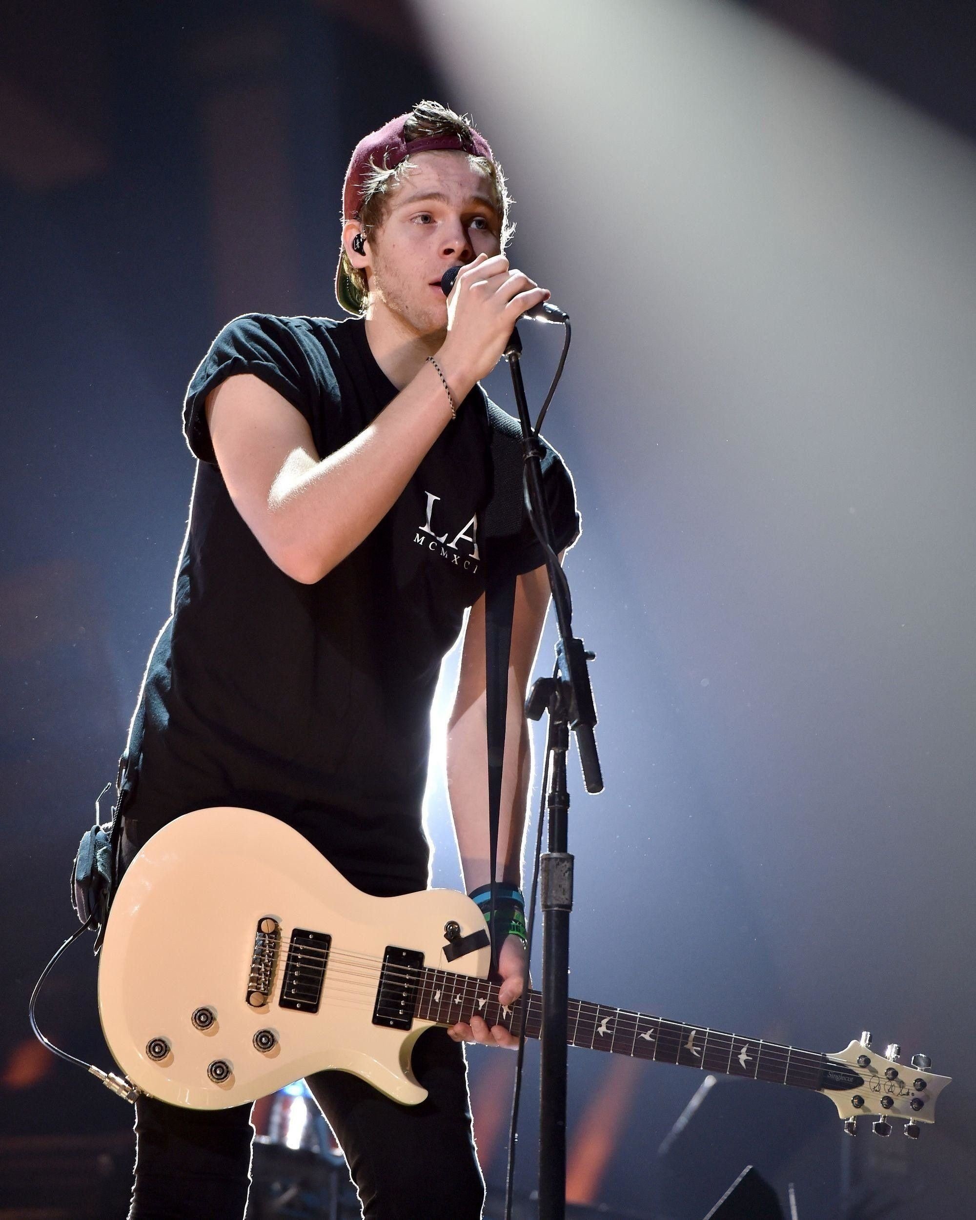 5 seconds of summer luke hemmings wallpapers band-themed hd phone
