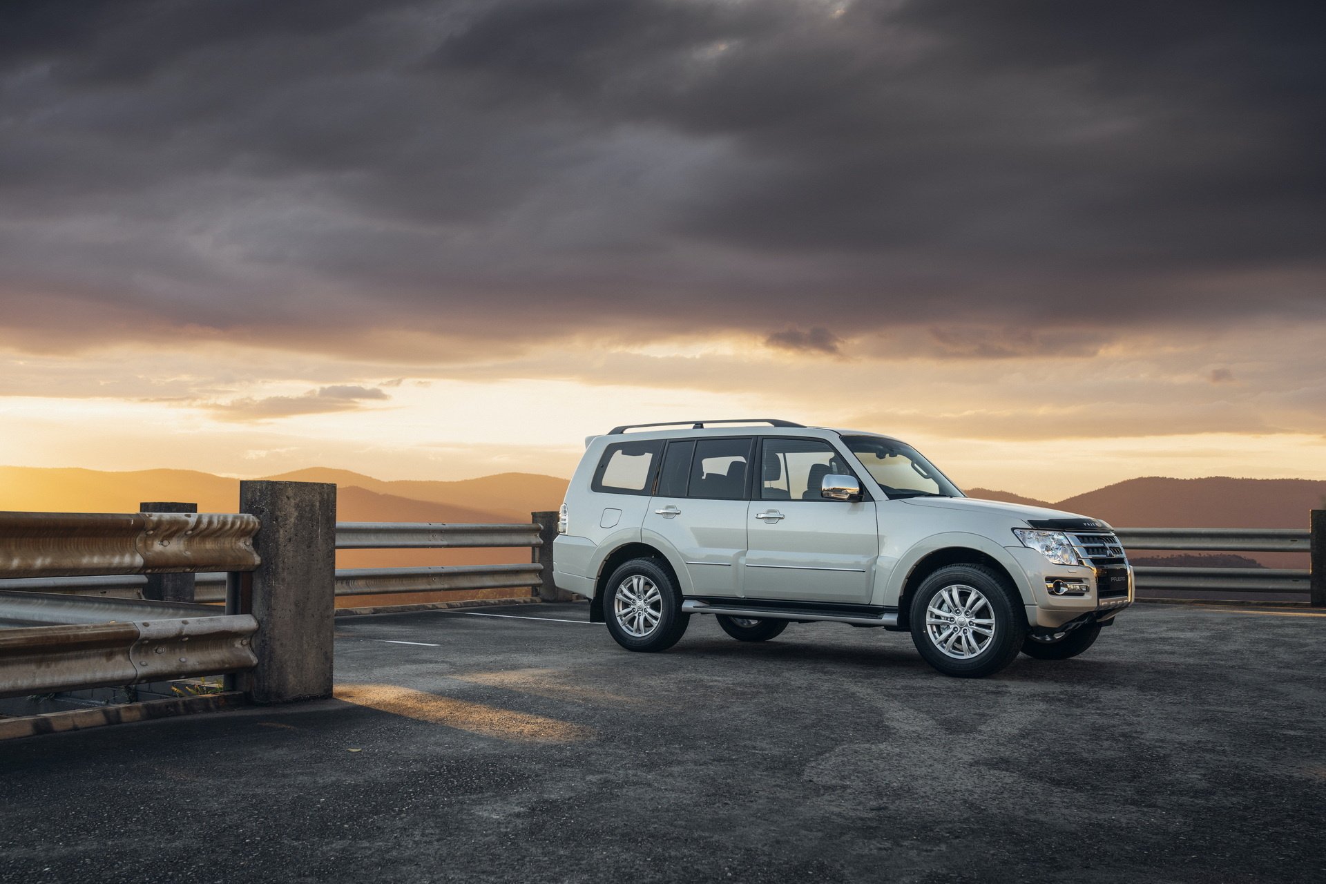 gen iv second facelift mitsubishi pajero wallpaper hd desktop